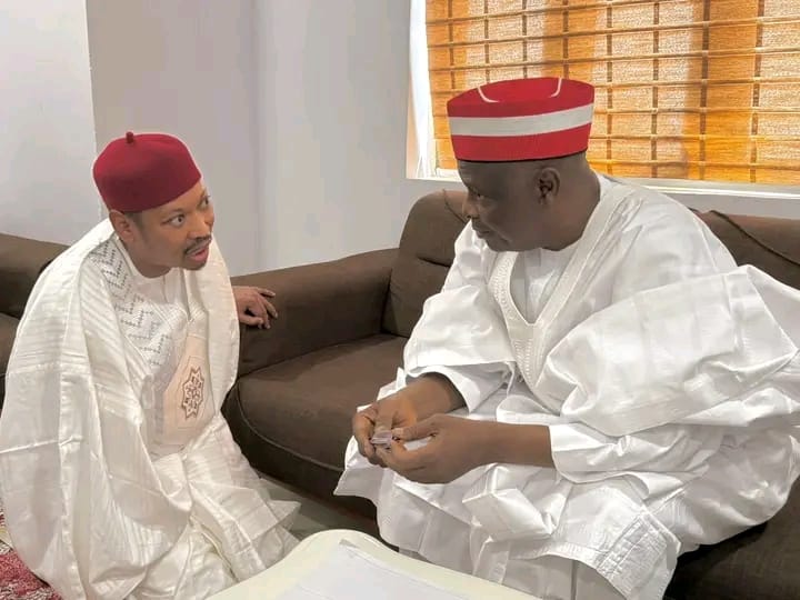 Abdulaziz Ganduje visiting Kwankwaso with supporters
