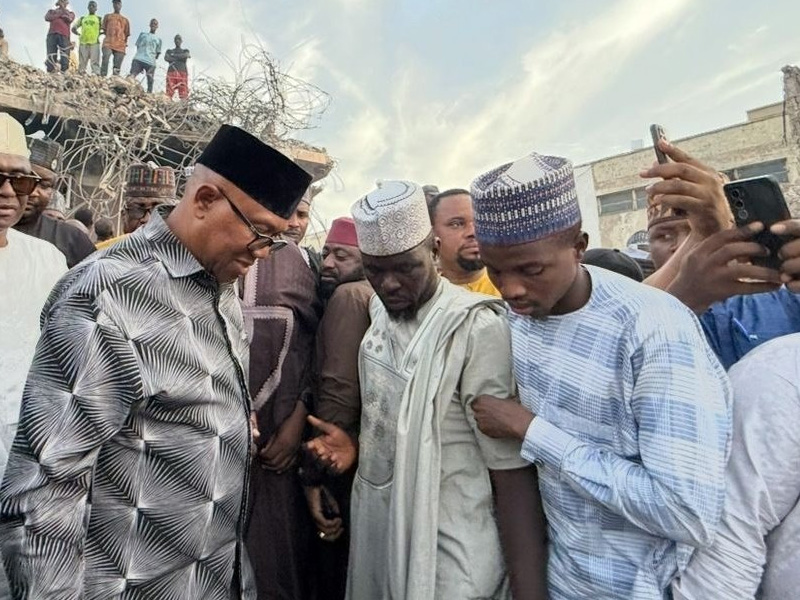 Peter Obi visiting traders at the Singer Market in Kano.