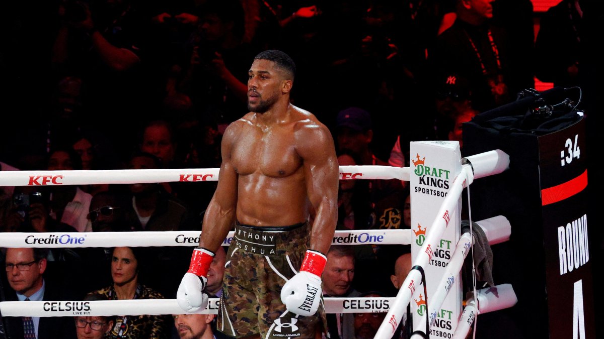 British-Nigerian boxer Anthony Joshua in a boxing stance.