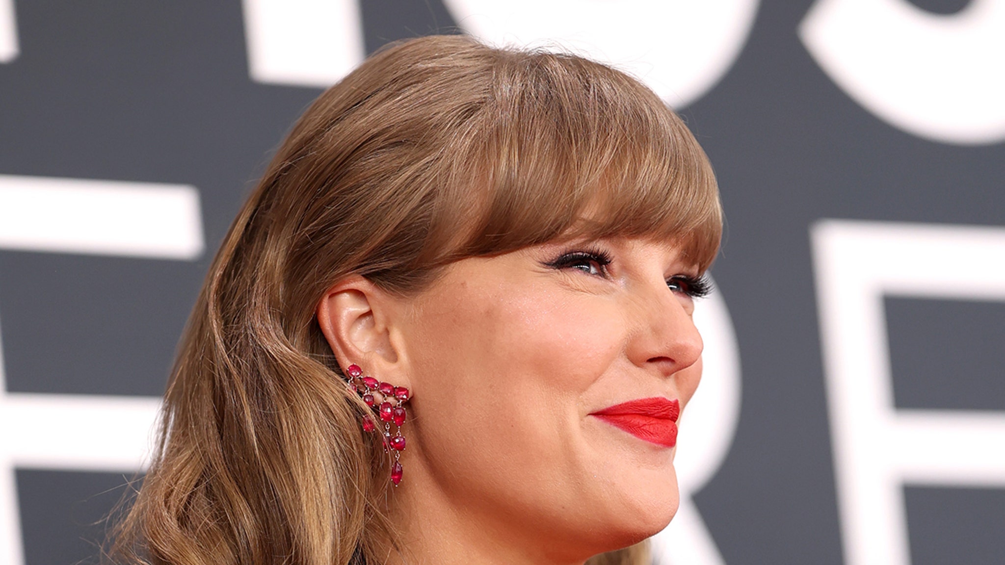 Singer Taylor Swift performing on stage