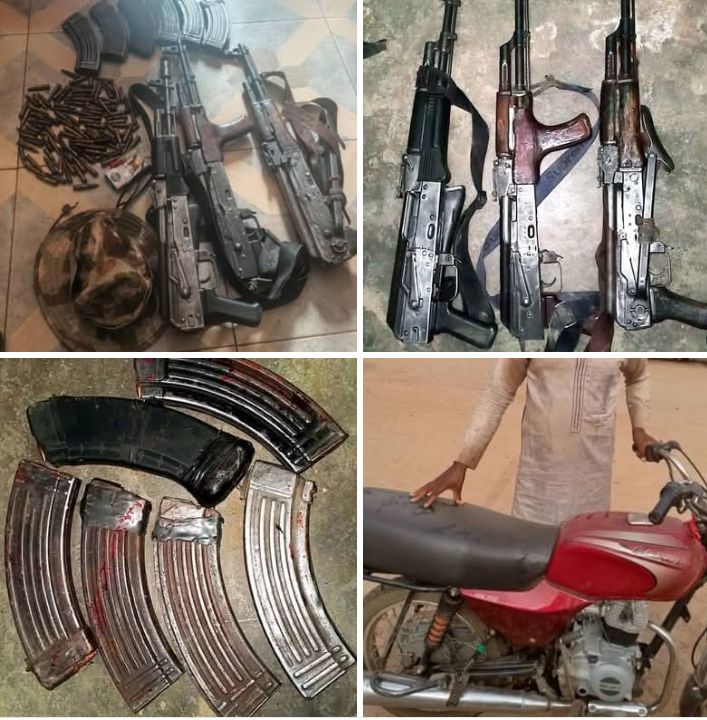 Police display the recovered AK-47 rifles and ammunition from the accident scene in Niger State.