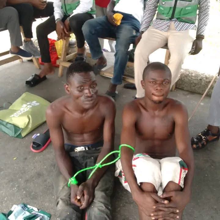 Bayelsa vigilante service posing with apprehended suspects