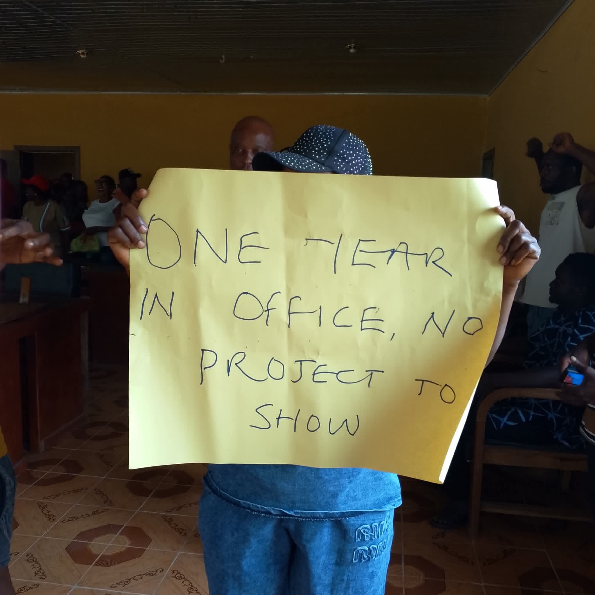 Crowd reacting to the impeachment of the Akoko-Edo Local Government Chairman.