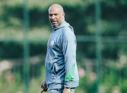 Super Eagles coach Éric Chelle discussing managerial rumors