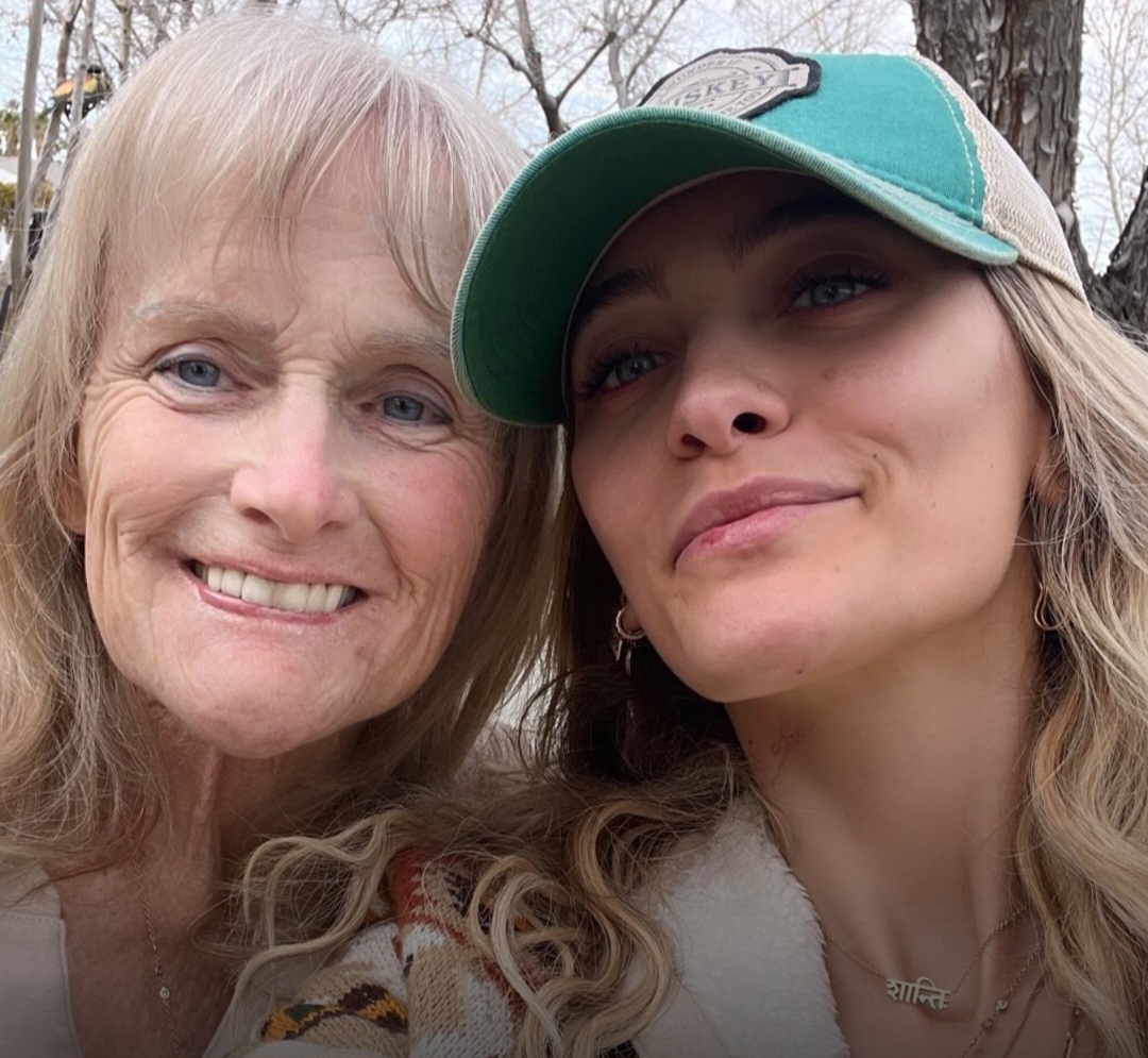 Paris Jackson smiling with her mother Debbie Rowe