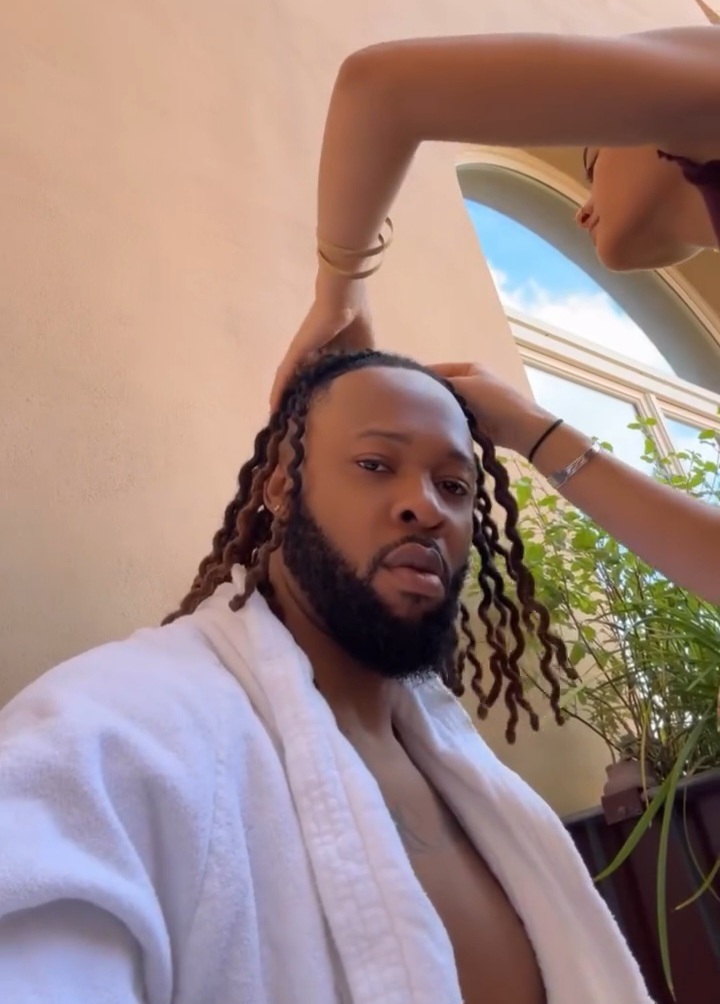 Flavour with an Italian woman during his vacation in Rome